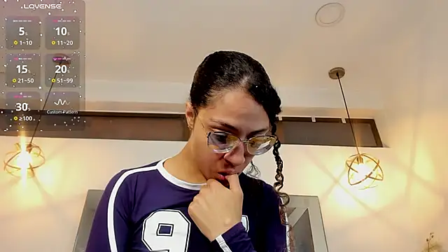 Snapshot of Hanna_Cornee_ chatting on November 19, 2025, 1:33 pm Hanna Cornee online show from November 19, 2025, 1:33 pm