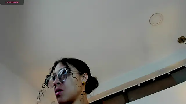 Hanna Cornee  online show from September 17, 2025, 1:46 pm