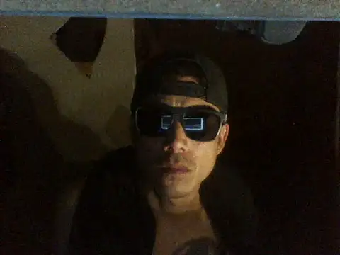 Snapshot of Lunaty00 chatting on April 19, 2026, 7:42 am Lunaty00 online show from April 19, 2026, 7:42 am