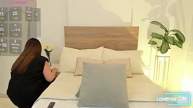 Snapshot of Lea_Joness chatting on October 10, 2025, 12:22 am Lea Joness online show from October 10, 2025, 12:22 am