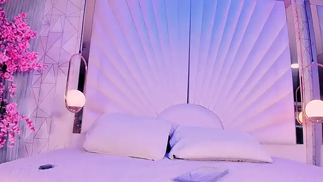 VesperVelvet online show from May 2, 2026, 5:01 am