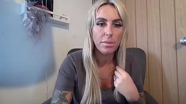 poppyinga1 online show from February 8, 2026, 1:42 pm