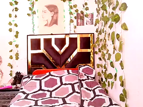 lucywhite13 online show from October 23, 2025, 7:34 pm