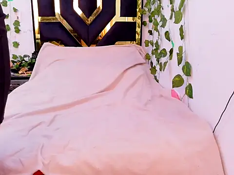 lucywhite13 online show from October 17, 2025, 3:14 pm