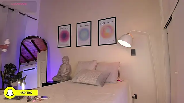 Snapshot of AriaMuse chatting on December 4, 2025, 7:57 pm AriaMuse online show from December 4, 2025, 7:57 pm