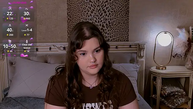 Snapshot of EmilyHyde chatting on November 6, 2025, 8:46 pm EmilyHyde online show from November 6, 2025, 8:46 pm