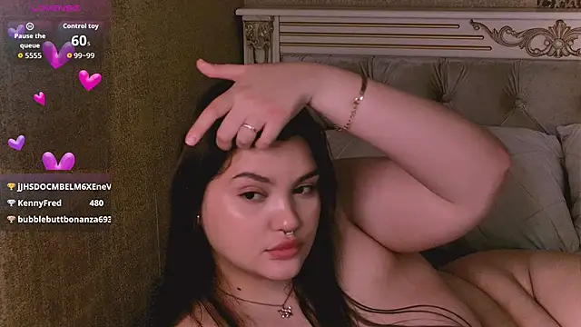 Snapshot of EmilyHyde chatting on November 15, 2025, 8:29 am EmilyHyde online show from November 15, 2025, 8:29 am