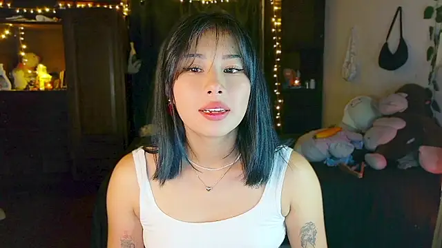 Snapshot of Shisuku_Sophi chatting on May 17, 2026, 5:40 am Shisuku Sophi online show from May 17, 2026, 5:40 am