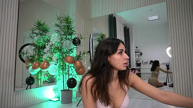 Snapshot of EmmaBlanco chatting on November 18, 2025, 8:56 pm EmmaBlanco online show from November 18, 2025, 8:56 pm