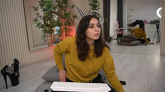 Snapshot of EmmaBlanco chatting on October 18, 2025, 6:43 pm EmmaBlanco online show from October 18, 2025, 6:43 pm