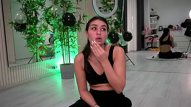 Snapshot of EmmaBlanco chatting on October 31, 2025, 8:38 pm EmmaBlanco online show from October 31, 2025, 8:38 pm