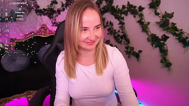 Snapshot of SofieBloom chatting on October 16, 2025, 6:49 pm SofieBloom online show from October 16, 2025, 6:49 pm