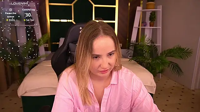 Snapshot of SofieBloom chatting on November 10, 2025, 11:43 pm SofieBloom online show from November 10, 2025, 11:43 pm