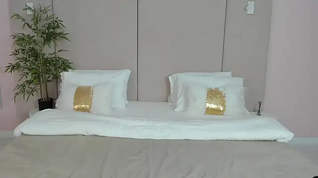 Snapshot of KiraHolli chatting on October 16, 2025, 3:04 am KiraHolli online show from October 16, 2025, 3:04 am