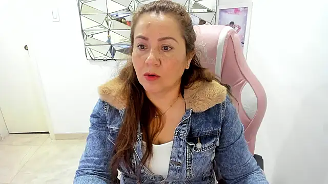 camixxx m online show from April 21, 2026, 12:34 pm