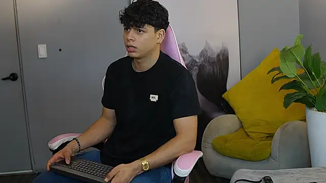 Snapshot of Ethan_occonor chatting on October 18, 2025, 1:02 pm Ethan occonor online show from October 18, 2025, 1:02 pm