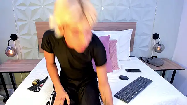 Snapshot of Enrrixxx_ chatting on February 9, 2026, 11:25 pm Enrrixxx online show from February 9, 2026, 11:25 pm