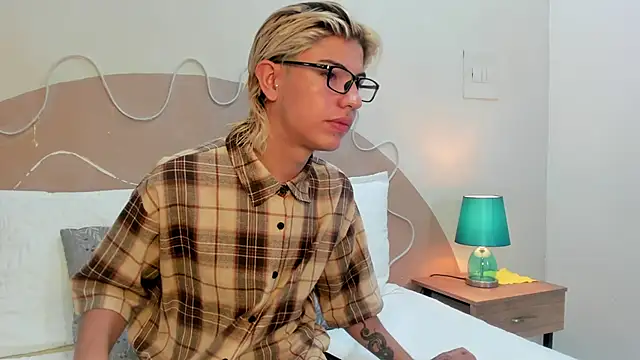 Snapshot of Enrrixxx_ chatting on November 23, 2025, 7:24 pm Enrrixxx online show from November 23, 2025, 7:24 pm