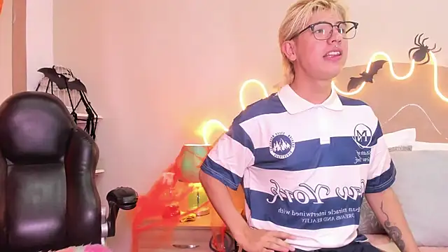 Snapshot of Enrrixxx_ chatting on October 24, 2025, 12:31 am Enrrixxx online show from October 24, 2025, 12:31 am