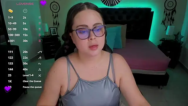 LolaVillalobos online show from October 9, 2025, 1:55 pm