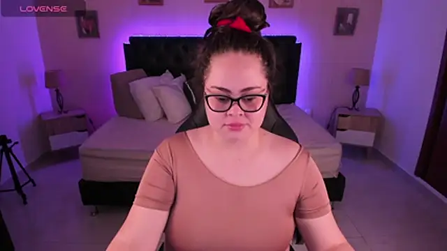 LolaVillalobos online show from July 29, 2026, 11:42 am