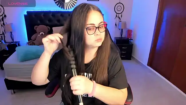 LolaVillalobos online show from July 7, 2026, 12:31 pm
