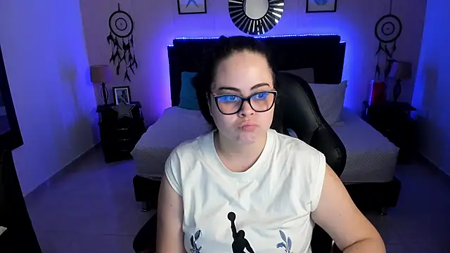 LolaVillalobos online show from May 13, 2026, 1:40 pm