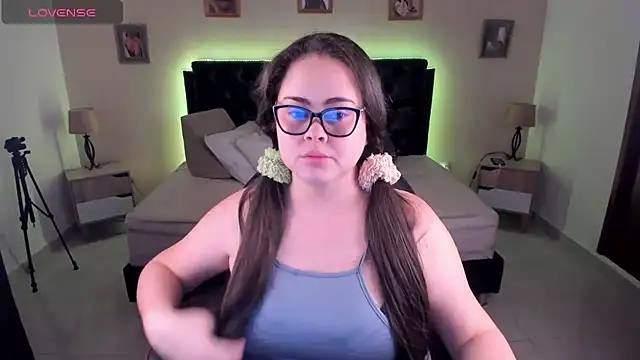LolaVillalobos online show from August 4, 2026, 12:10 pm