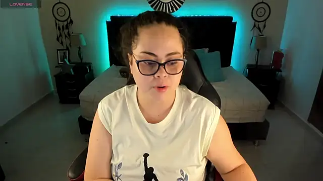 LolaVillalobos online show from June 12, 2026, 12:14 pm