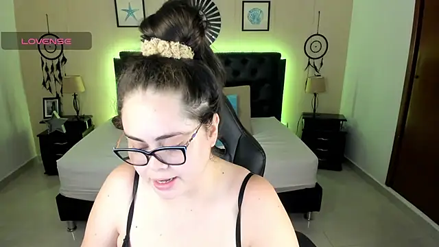 LolaVillalobos online show from June 22, 2026, 2:03 pm