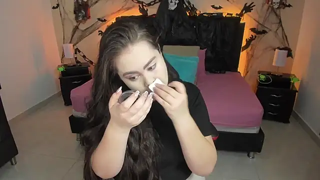 LolaVillalobos online show from October 15, 2025, 12:02 pm