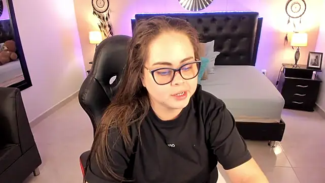 LolaVillalobos online show from May 6, 2026, 12:09 pm