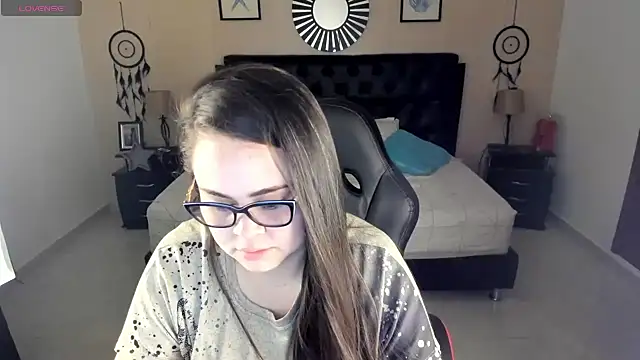 LolaVillalobos online show from June 13, 2026, 12:25 pm