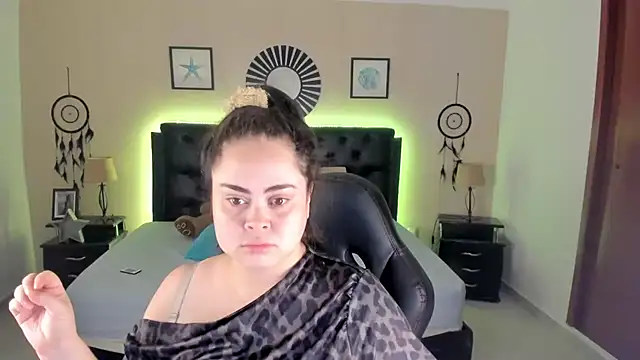 LolaVillalobos online show from June 25, 2026, 12:10 pm