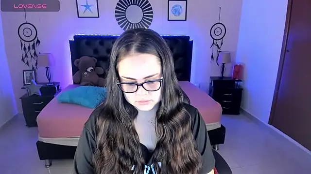 LolaVillalobos online show from June 30, 2026, 12:05 pm