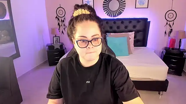 LolaVillalobos online show from May 25, 2026, 12:15 pm