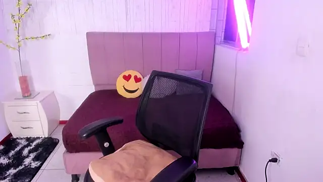 Snapshot of anna_moon11 chatting on November 19, 2025, 4:23 am anna moon11 online show from November 19, 2025, 4:23 am