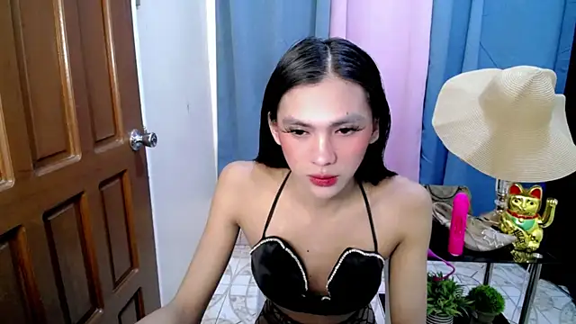 Ur latinahotpaprika online show from May 18, 2026, 7:29 pm