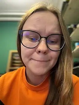 Snapshot of _CherryBloom_ chatting on October 7, 2025, 6:42 pm CherryBloom online show from October 7, 2025, 6:42 pm