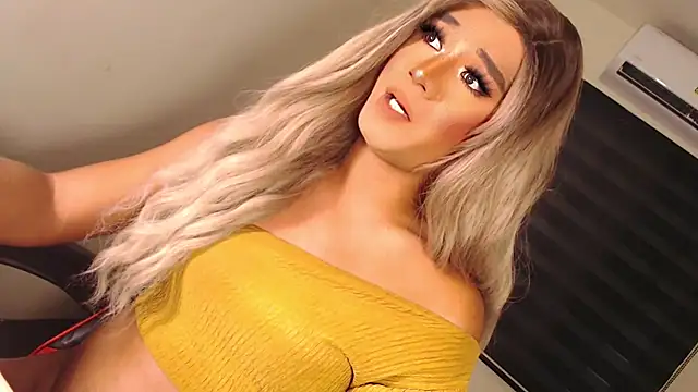 Snapshot of SissifyMeNow chatting on October 24, 2025, 12:42 am SissifyMeNow online show from October 24, 2025, 12:42 am