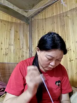 Snapshot of yoowwmr chatting on October 31, 2025, 2:35 pm yoowwmr online show from October 31, 2025, 2:35 pm