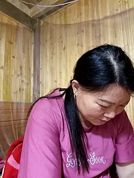 Snapshot of yoowwmr chatting on November 6, 2025, 4:00 pm yoowwmr online show from November 6, 2025, 4:00 pm