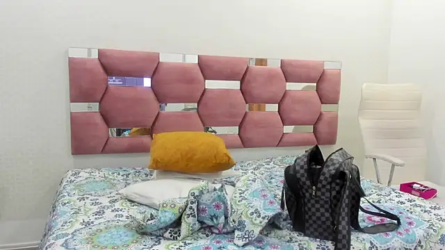 Snapshot of MiiaSmith__ chatting on November 8, 2025, 9:18 pm MiiaSmith online show from November 8, 2025, 9:18 pm