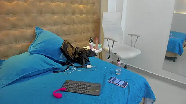 Snapshot of MiiaSmith__ chatting on October 9, 2025, 8:53 pm MiiaSmith online show from October 9, 2025, 8:53 pm