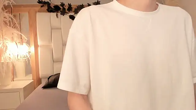 Daphne And Roger online show from November 19, 2025, 11:10 am