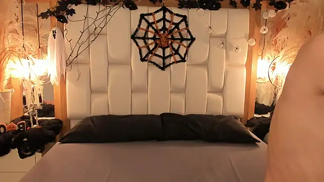 Daphne And Roger online show from October 25, 2025, 11:20 am