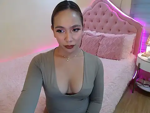 Snapshot of ur_seductivelaura chatting on April 23, 2026, 5:25 am ur seductivelaura online show from April 23, 2026, 5:25 am