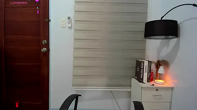 Demi Maddison online show from March 28, 2026, 1:23 pm