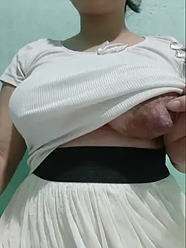 Snapshot of Shiny_Babe chatting on August 6, 2026, 4:18 am Shiny Babe online show from August 6, 2026, 4:18 am