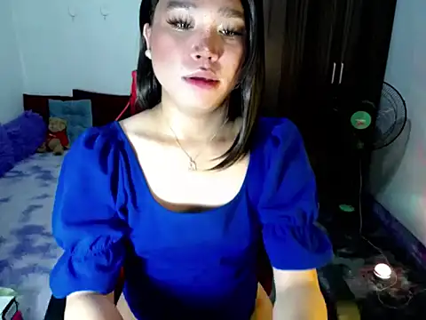 Snapshot of Urassiansweetcummer chatting on April 23, 2026, 2:18 am Urassiansweetcummer online show from April 23, 2026, 2:18 am